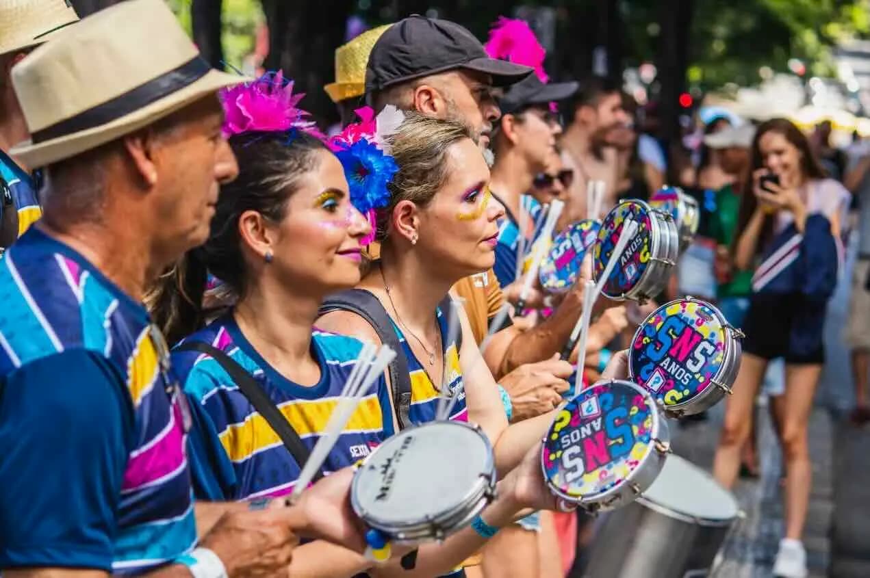 Déambulation de percussions brésiliennes en extérieur