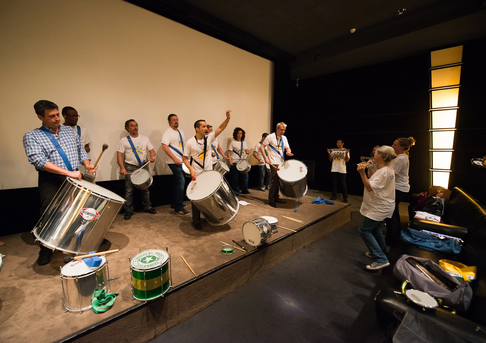 Cohésion d'équipe lors d'un team building batucada à Paris
