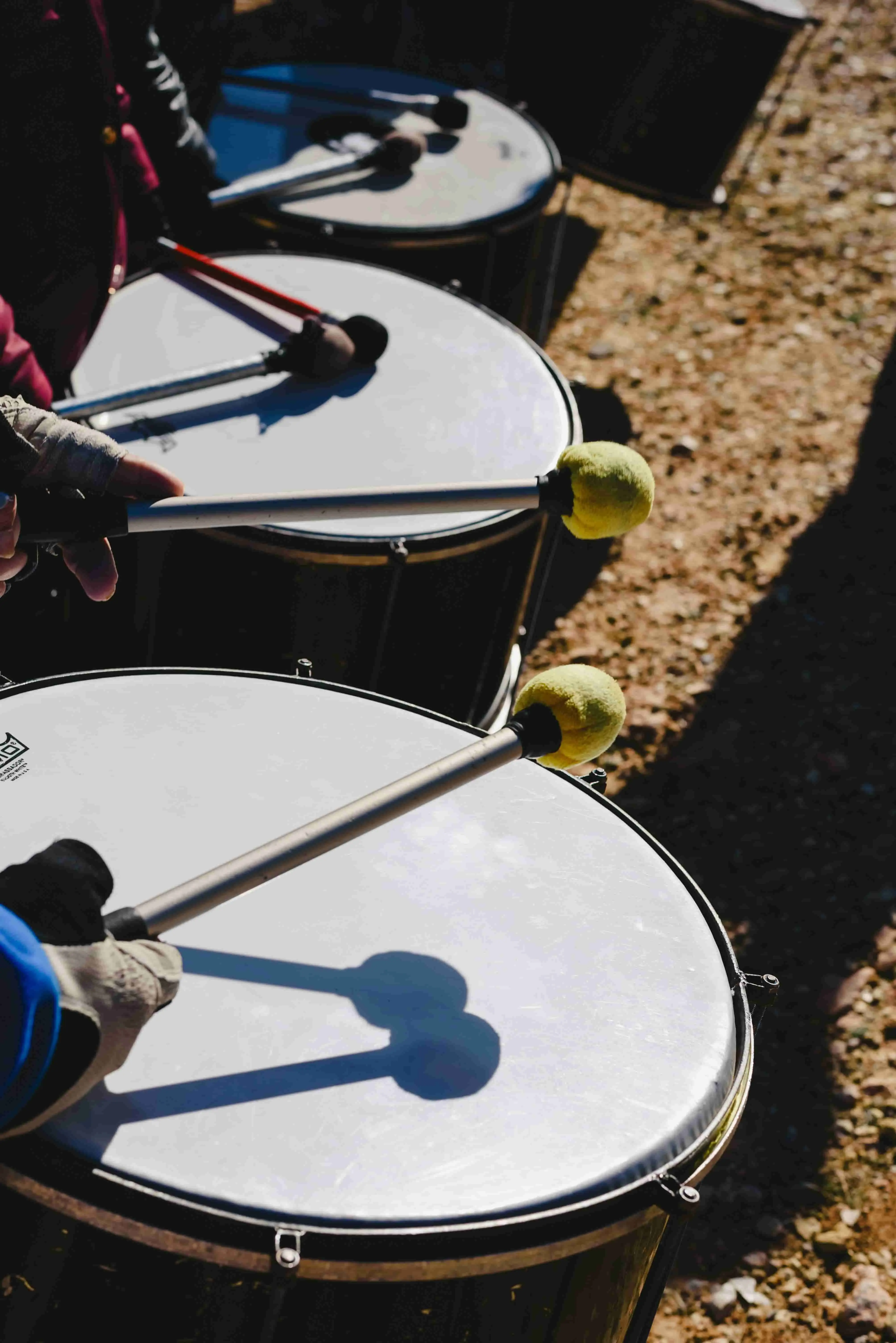 Percussion surdo lors d'un atelier batucada en entreprise